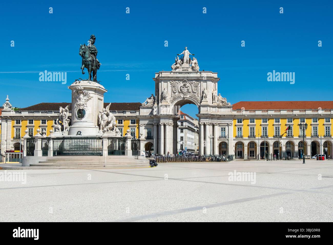 Arco da Rua Augusta e statua equestre di re Giuseppe i, Praca do Comercio, Lisbona, Portogallo Foto Stock