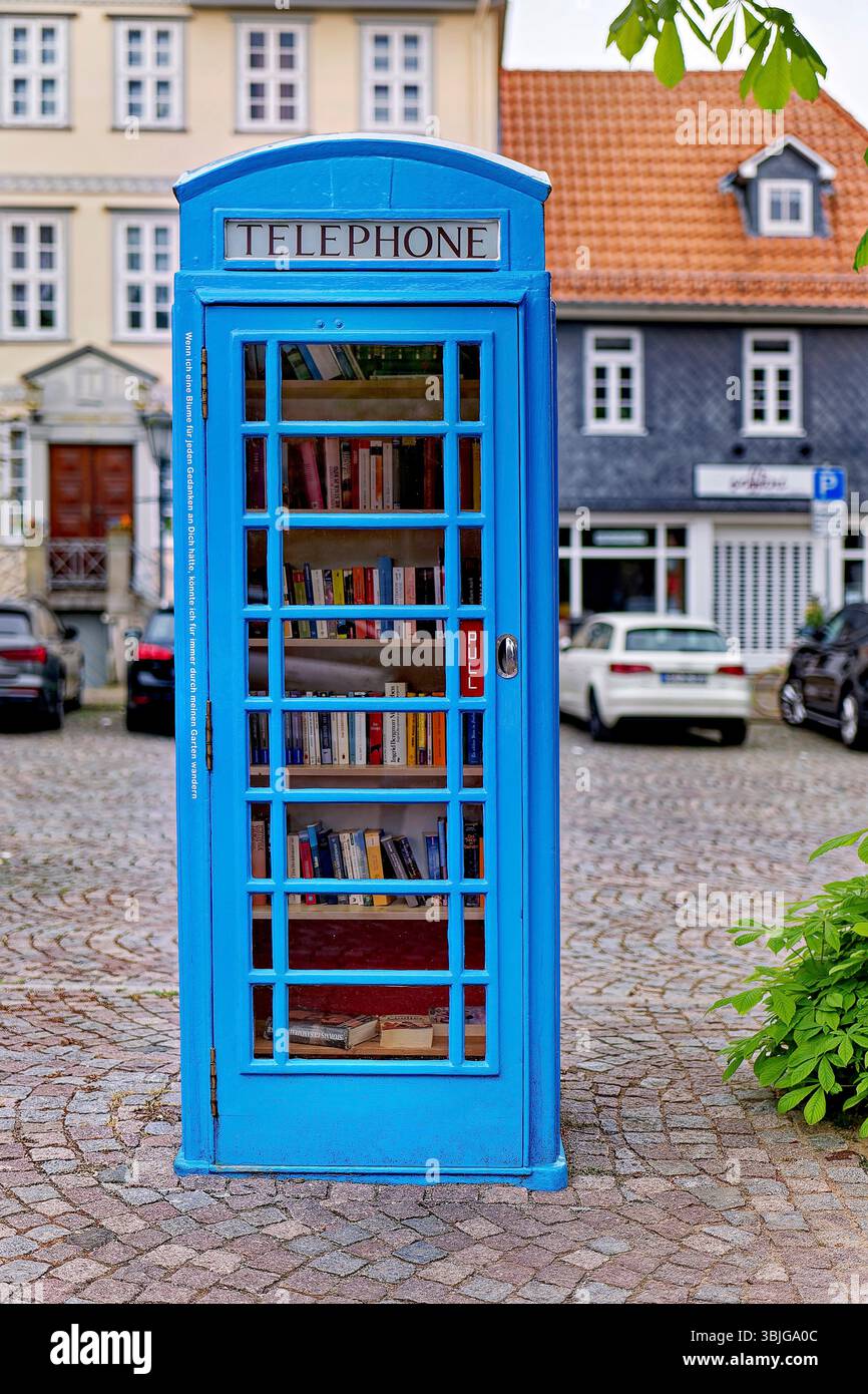 Biblioteca pubblica in una cabina telefonica blu, Bad Gandersheim, bassa Sassonia, Germania Foto Stock