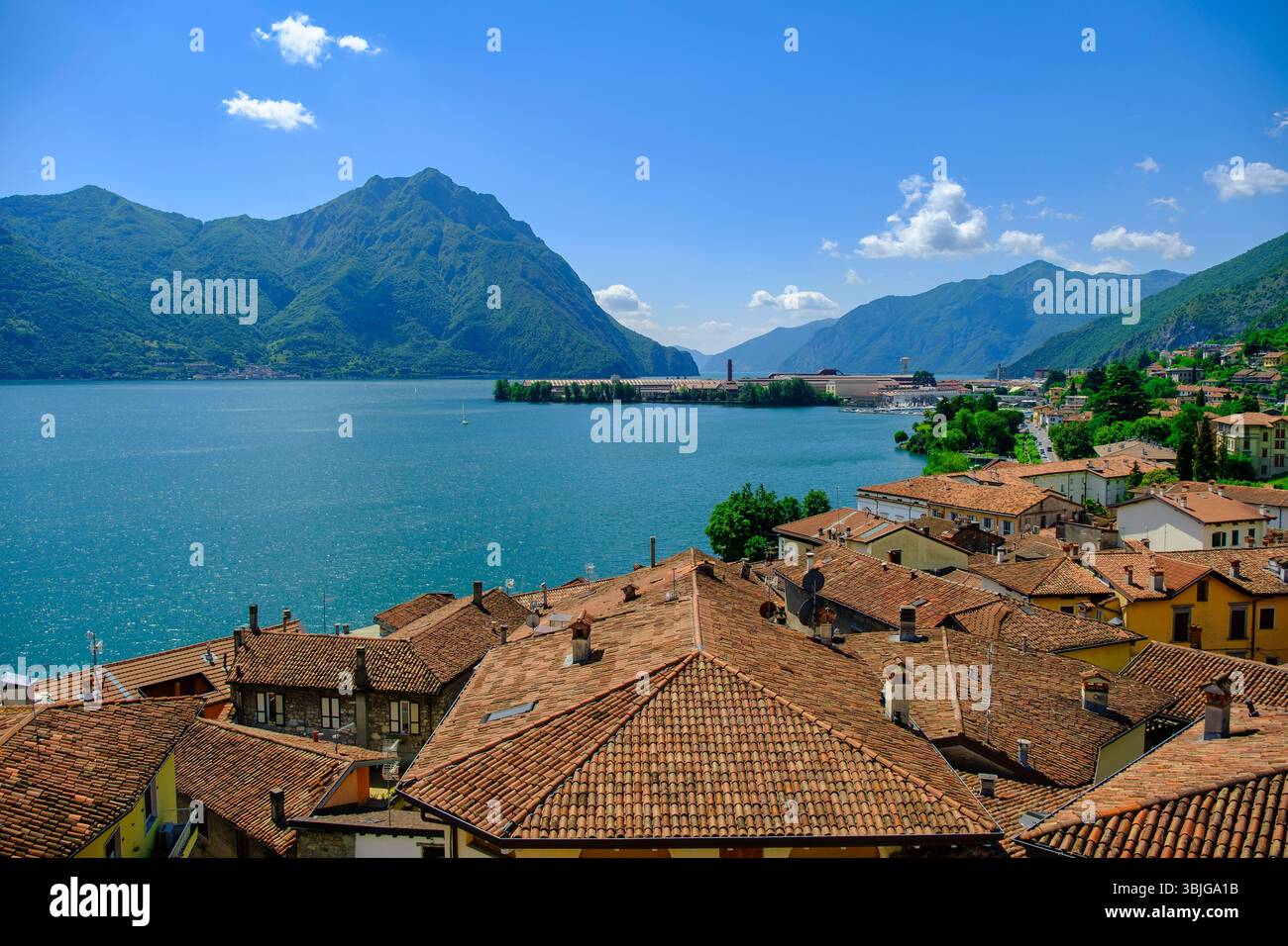 Veduta aerea dei tetti di Lovere sulle rive del Lago d'Iseo, Lombardia, Italia Foto Stock