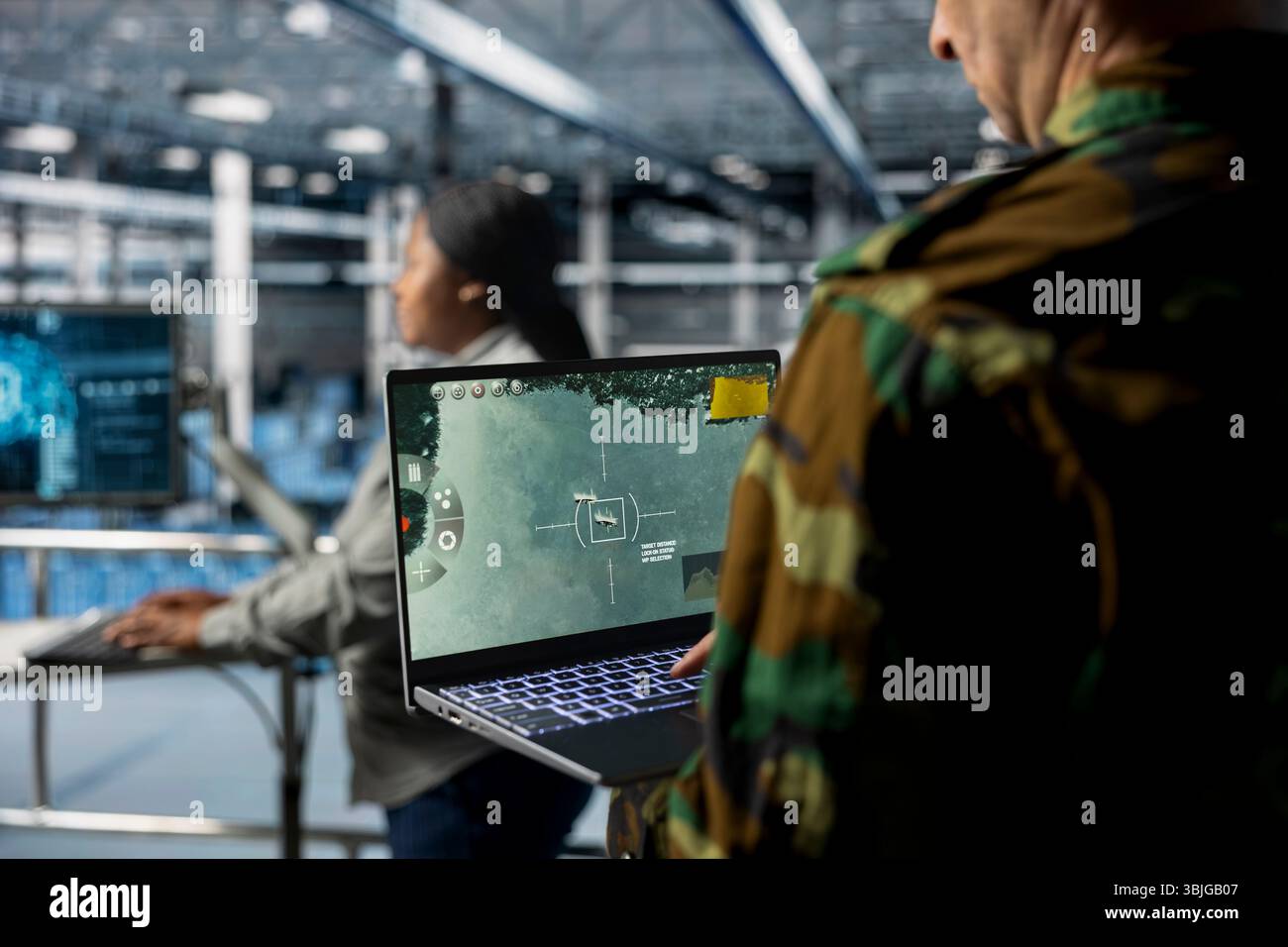Team di esperti militari in data center che si occupa di coordinamento delle missioni, funzionamento di sistemi di blocco satellitare. Unità dell'esercito che indossano l'uniforme in server farm e ricevono informazioni sul campo di battaglia in tempo reale da Foto Stock