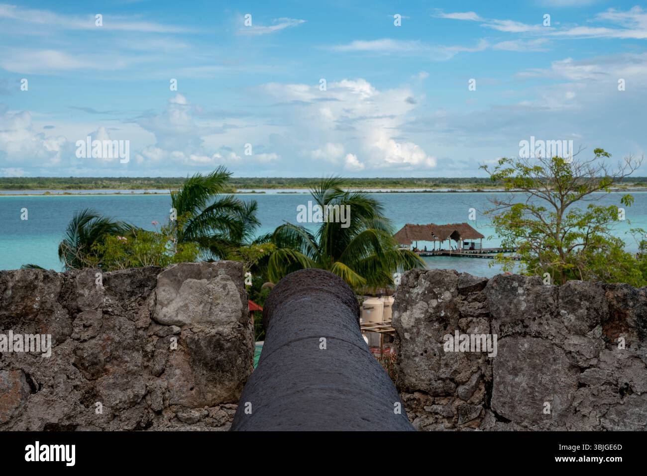 Fortificazioni in pietra del forte di San Felipe con passaggi pedonali e strutture difensive che si affacciano sulle acque incontaminate della laguna di Bacalar sulla penisola dello Yucatan in Messico. Foto Stock