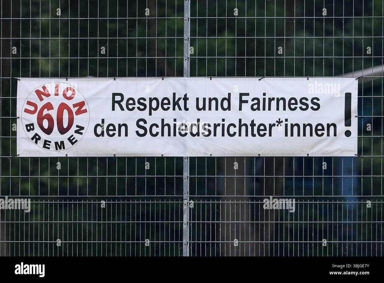 Brema, Germania. 15 giugno 2025. Ein Transparent hängt am Zaun mit der Aufschrift Respekt und Fairness den Schiedsrichter innen, Symbolfoto, Symbolbild Fussball, Fußball, Symbol, 15.06.2025, Brema (Deutschland), Fussball, Aufstiegsrunde Regionalliga Nord Frauen, FC Union 60 - SC Victoria Hamburg credito: dpa/Alamy Live News Foto Stock