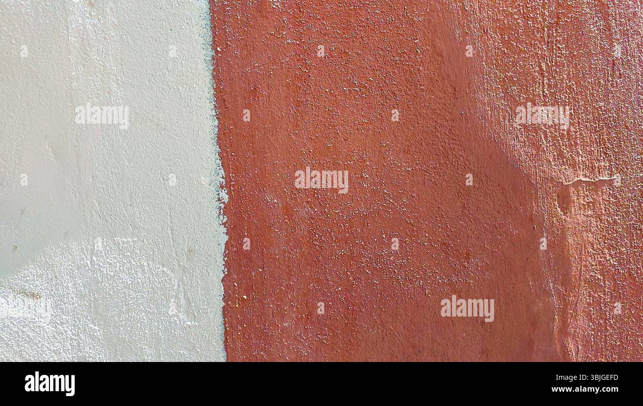 La vivace texture delle pareti presenta una miscela di tonalità terrose che mettono in risalto la maestria artigianale dell'arte urbana. I livelli creano profondità e interesse visivo Foto Stock