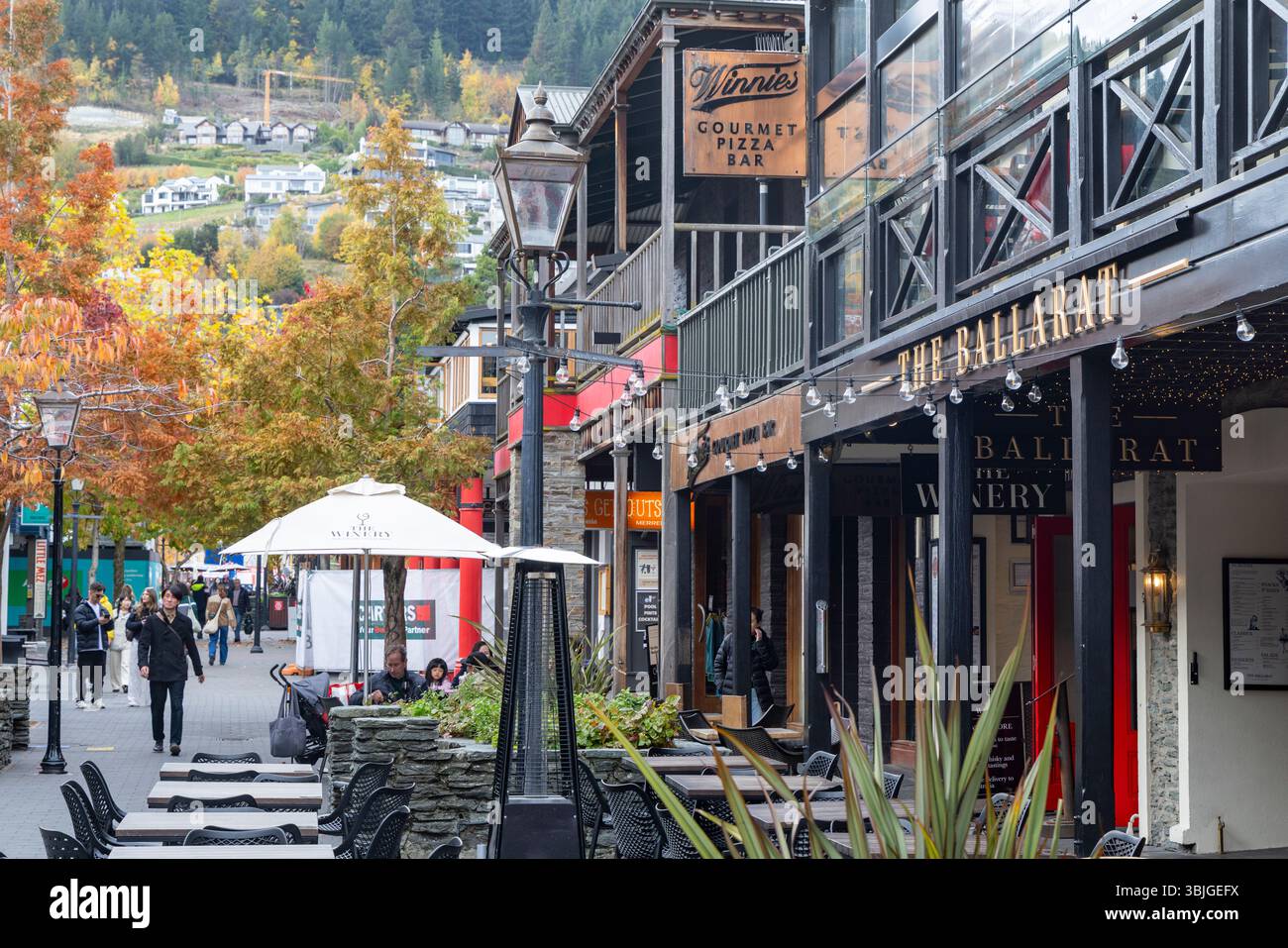 Centro città di Queenstown e The Mall, pub e bar Ballarat con pizzeria Winnies, colori delle foglie autunnali sugli alberi, Otago, nuova Zelanda Foto Stock