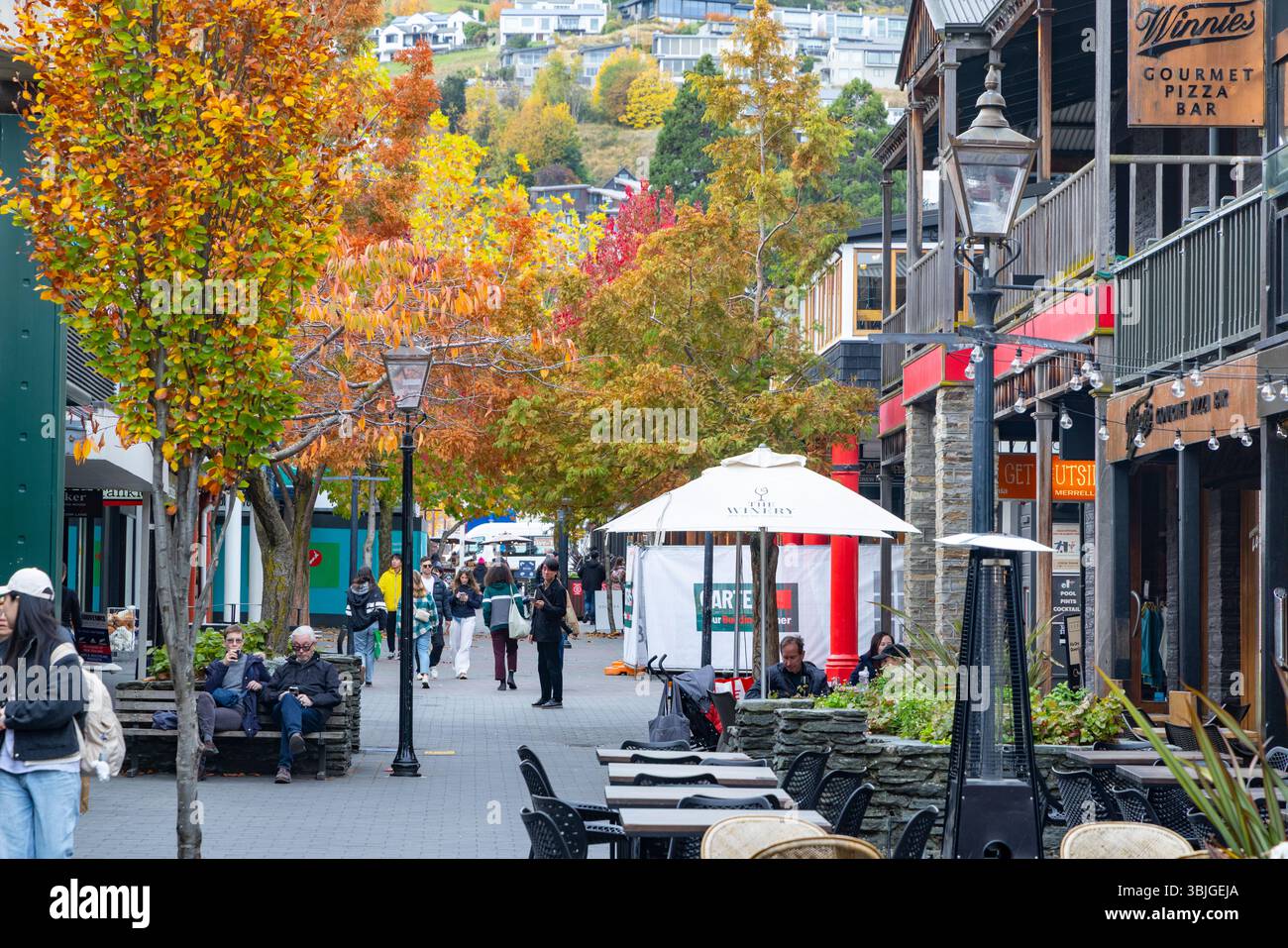 Centro città di Queenstown e The Mall, pub e bar Ballarat con pizzeria Winnies, colori delle foglie autunnali sugli alberi, Otago, nuova Zelanda Foto Stock