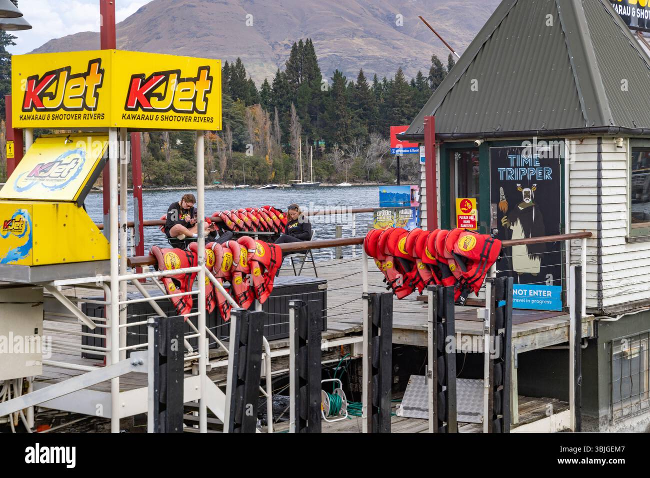 Queenstown, operatore di jet boat Kjet e Time Tripper Queenstown sul lago Wakatipu, jet boat su shooter e fiumi kawarau offerti, nuova Zelanda Foto Stock
