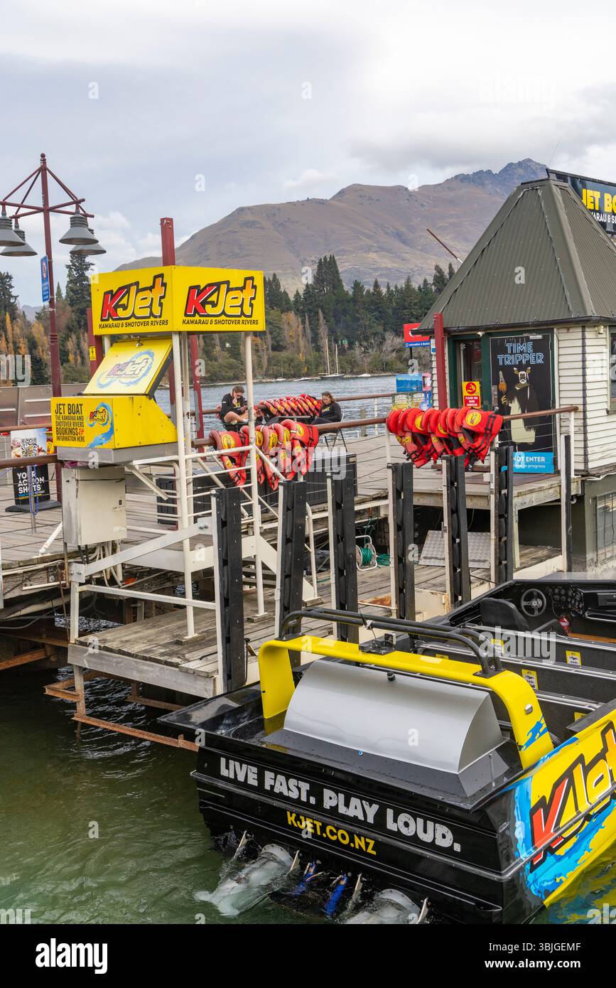 Queenstown, operatore di jet boat Kjet e Time Tripper Queenstown sul lago Wakatipu, jet boat su shooter e fiumi kawarau offerti, nuova Zelanda Foto Stock