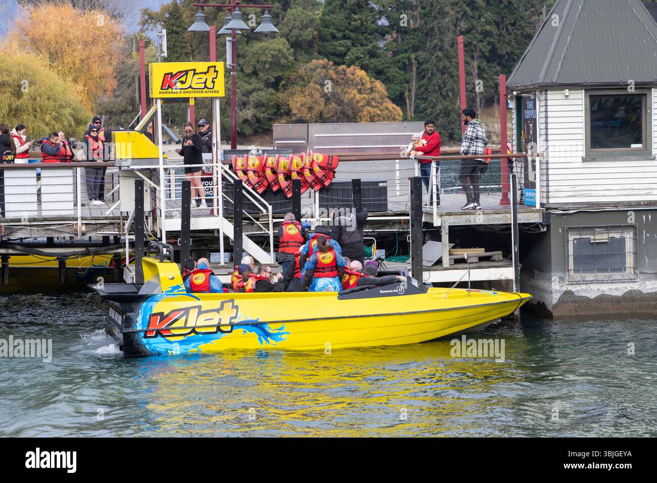 Queenstown, operatore di jet boat Kjet e Time Tripper Queenstown sul lago Wakatipu, jet boat su shooter e fiumi kawarau offerti, nuova Zelanda Foto Stock