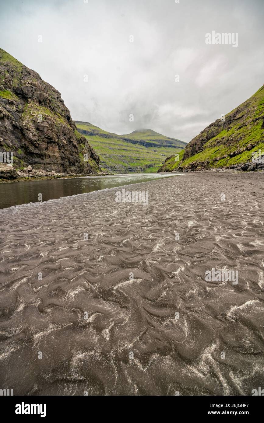 Panorama aereo del tranquillo paesaggio delle Isole Faroe in tarda estate Foto Stock