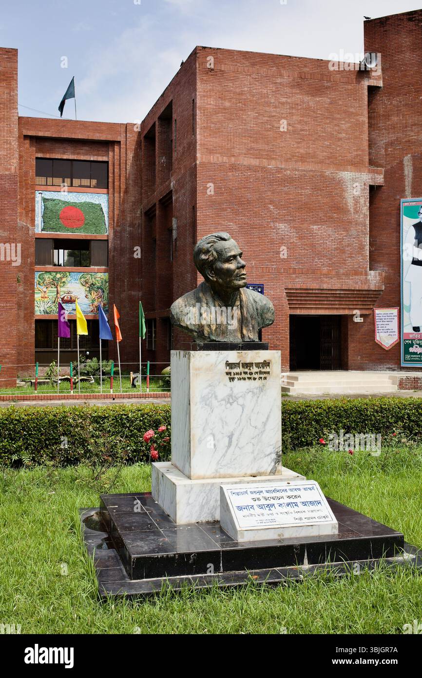 Busto di Zainul Abedin al Sonargaon Folk Art and Craft Museum, Bangladesh, in onore del ruolo dell'artista nella conservazione del patrimonio culturale bengalese. Foto Stock