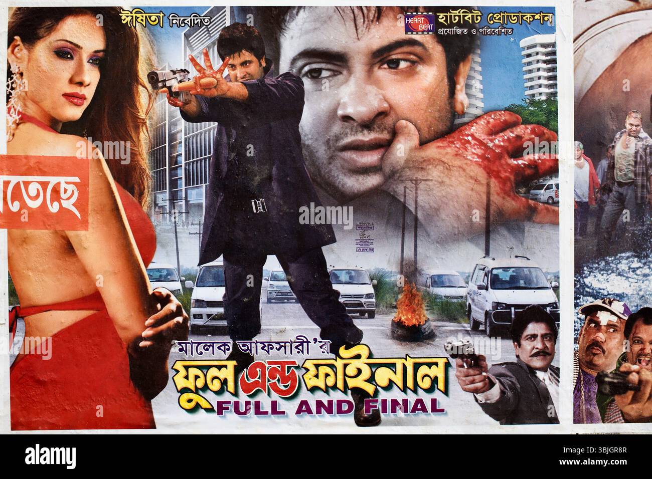 Poster del film di Dhallywood Full e Final in Jessore, Bangladesh, che mostra azione stilizzata, romanticismo e dramma urbano in un vivido montaggio. Foto Stock