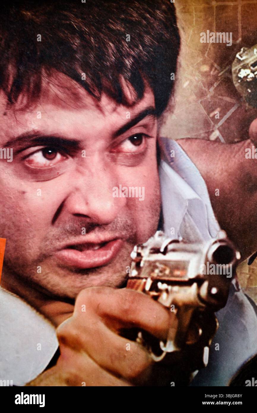 Trope d'azione Dhallywood dal poster Full e Final, che mostra l'eroe maschile in mezzo a conflitto con la pistola e lo sguardo intenso, tipico dell'estetica del genere. Foto Stock