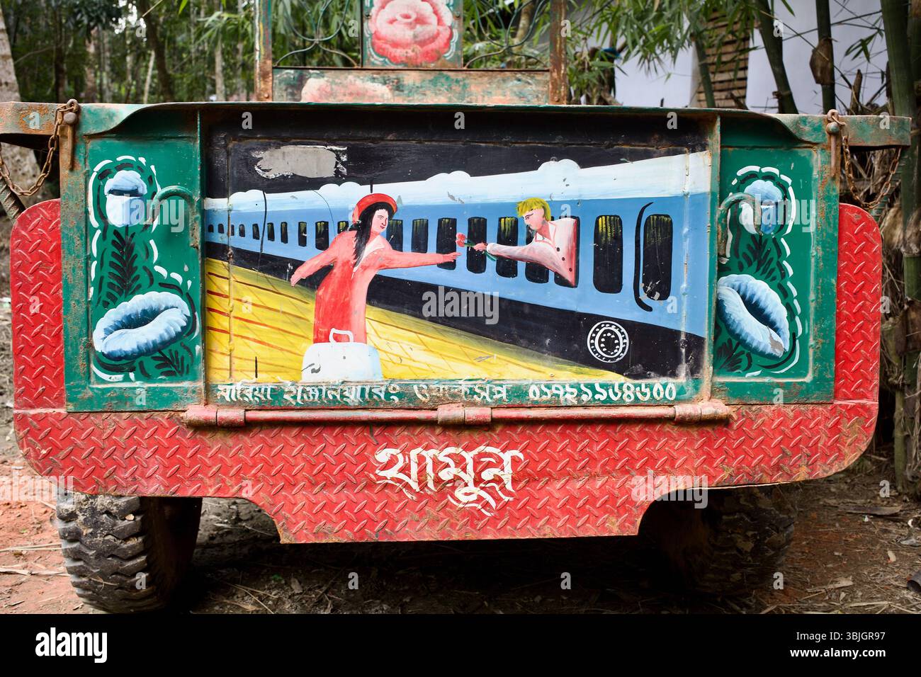 Pannello posteriore decorativo di un camion del Bangladesh con un romantico dipinto di addio al treno con vivaci motivi di arte popolare. Foto Stock