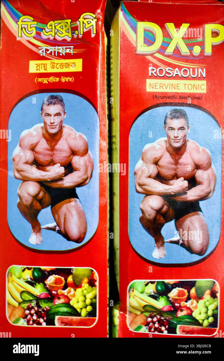 Integratore a base di erbe bengalese «DXP Rosaoun» con un bodybuilder occidentale sulla sua scatola tonica ayurvedica. Foto Stock