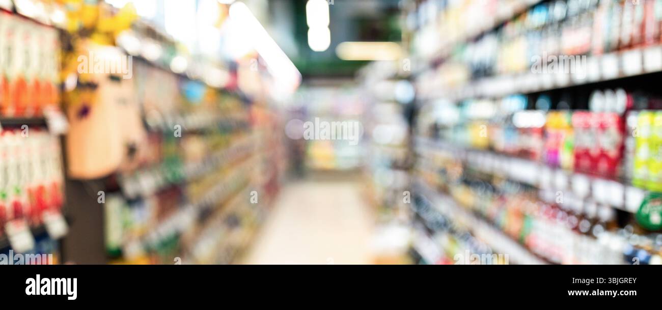 Supermercato corridoio sfondo, negozio di alimentari sfocato Shot con ripiani colorati Foto Stock