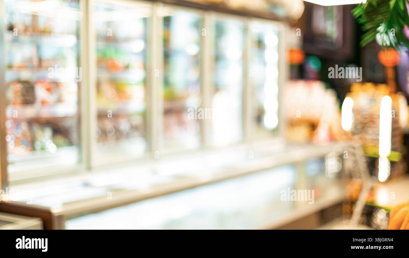 Blurred Supermarket Aisle sfondo con frigoriferi in negozio di alimentari Foto Stock