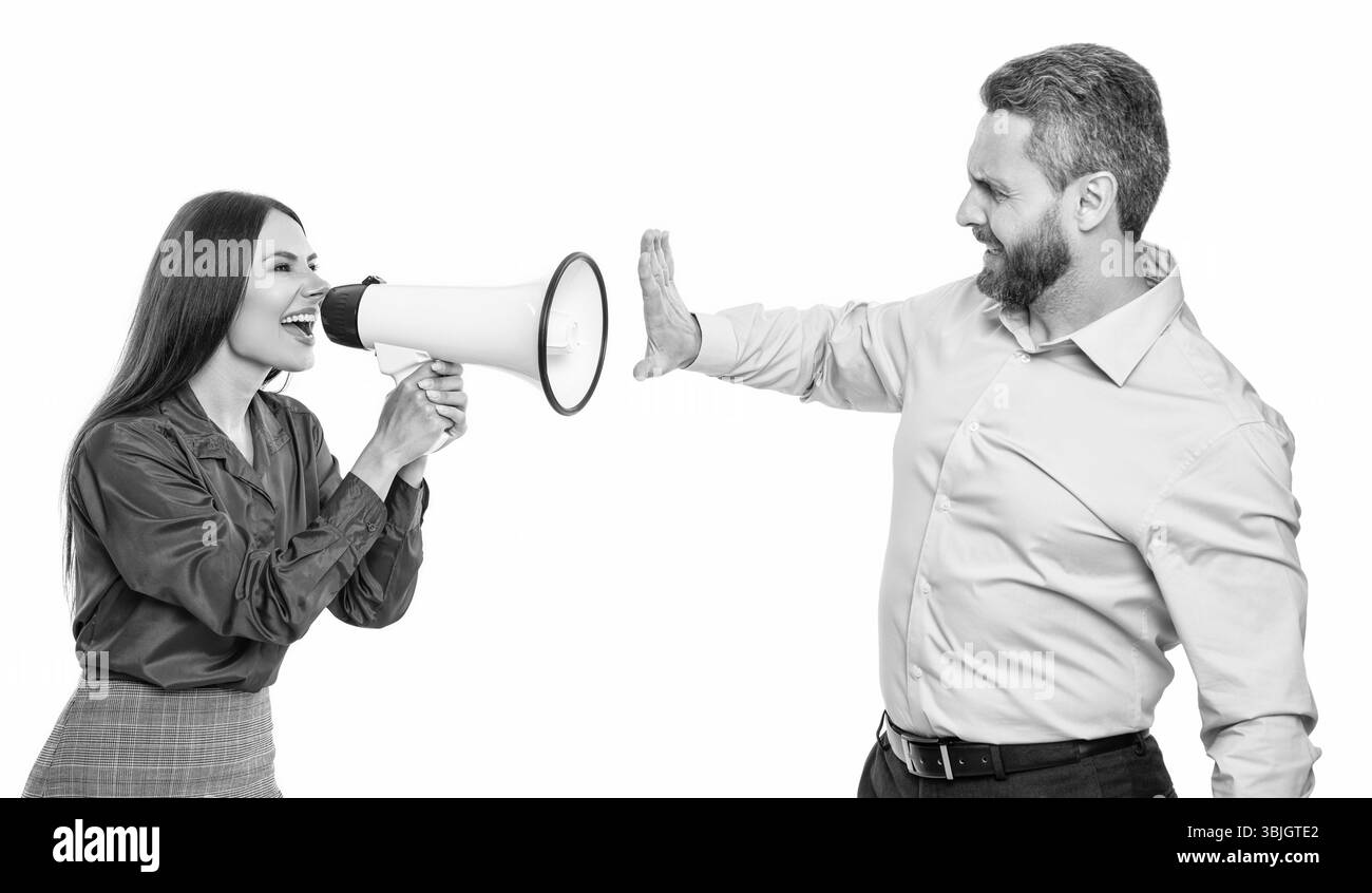 il business boss è in conflitto con il partner per quanto riguarda la promozione. risoluzione dei conflitti. conflitto di affari. donna d'affari che urla un dipendente con l'altoparlante Foto Stock