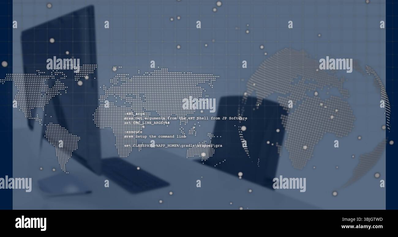 Visualizzazione di laptop e monitor chiusi sulla scrivania in ufficio, con codice mobile e sovrapposizioni delle mappe mondiali Foto Stock