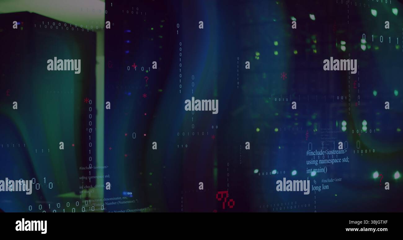 Visualizzazione della sovrapposizione di codice digitale a cascata nella sala server, con rack server e monitor Foto Stock