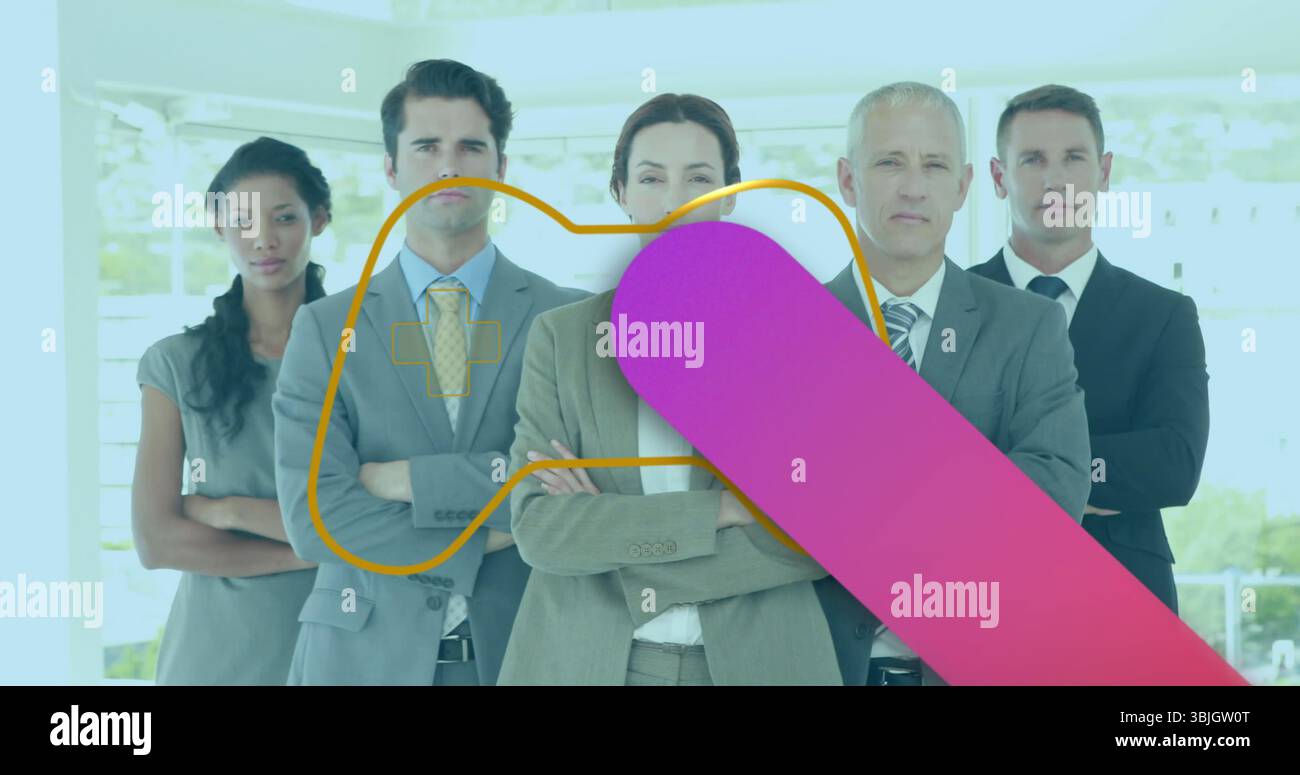 Cinque persone in piedi che incrociano le braccia nella hall degli uffici, con sovrapposizioni grafiche gialle e rosa Foto Stock