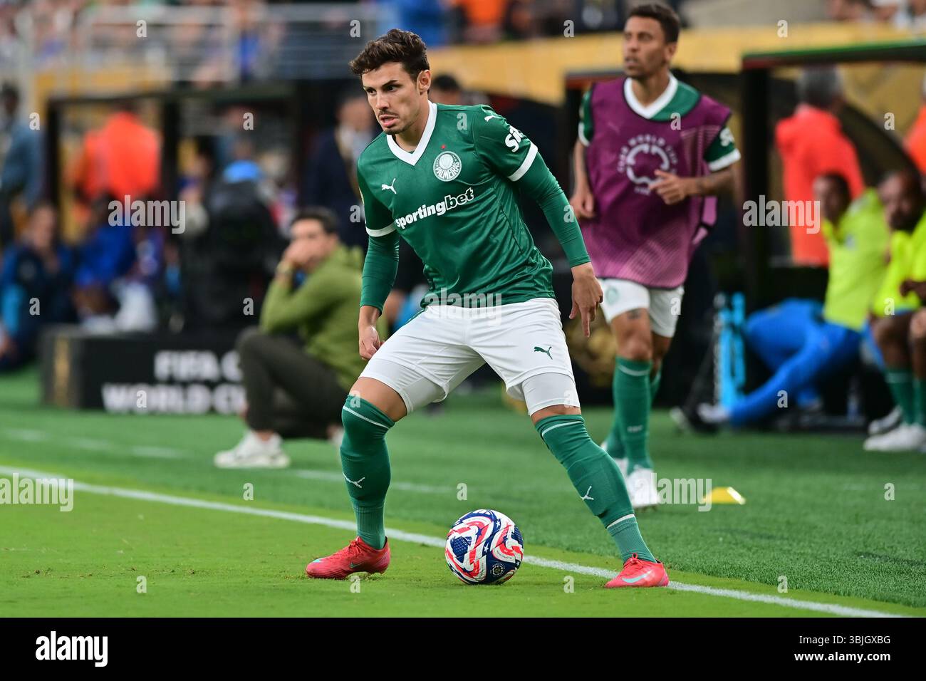 NEW YORK (NY), 06/15/2025 - CLUB WORLD CUP/PALMEIRAS X PORTO (POR) - Raphael Veiga da Palmeiras , durante la partita tra PALMEIRAS X PORTO (POR), valida per il primo round della fase a gironi della Coppa del mondo FIFA Club 2025, tenutasi presso il MetLife Stadium di New York, nella notte di questa domenica 15. (Foto: Eduardo Carmim/Alamy Live News) Foto Stock