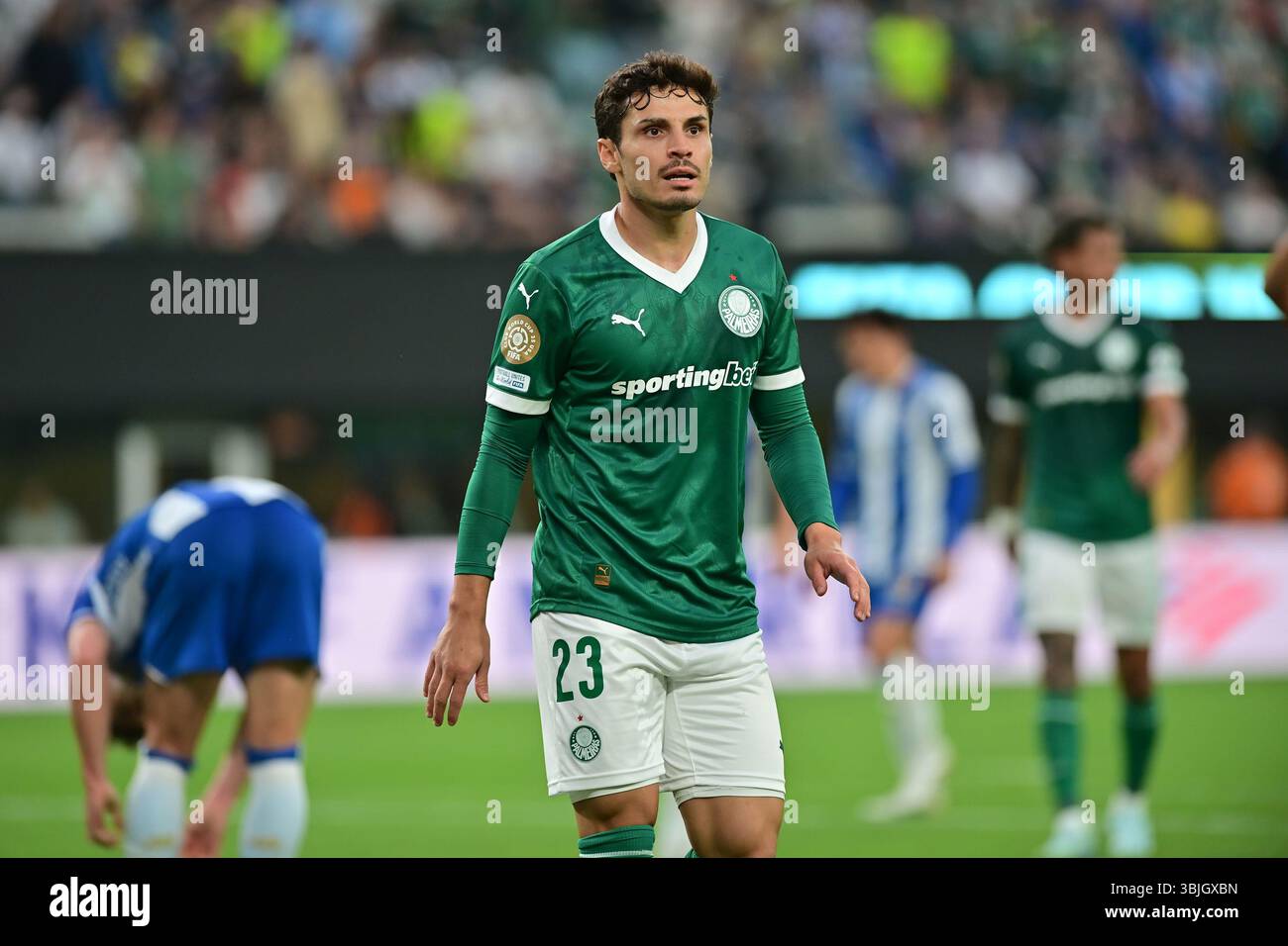 NEW YORK (NY), 06/15/2025 - CLUB WORLD CUP/PALMEIRAS X PORTO (POR) - Raphael Veiga da Palmeiras , durante la partita tra PALMEIRAS X PORTO (POR), valida per il primo round della fase a gironi della Coppa del mondo FIFA Club 2025, tenutasi presso il MetLife Stadium di New York, nella notte di questa domenica 15. (Foto: Eduardo Carmim/Alamy Live News) Foto Stock