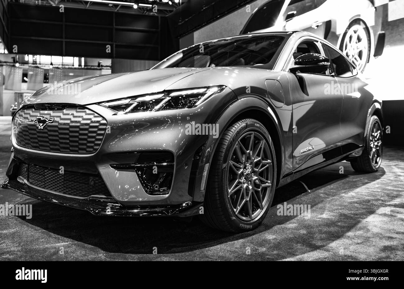 New York City, USA - 27 marzo 2024: 2024 Ford Mustang Mach-e GT crossover auto elettrica al New York International Auto Show, vista angolo Foto Stock