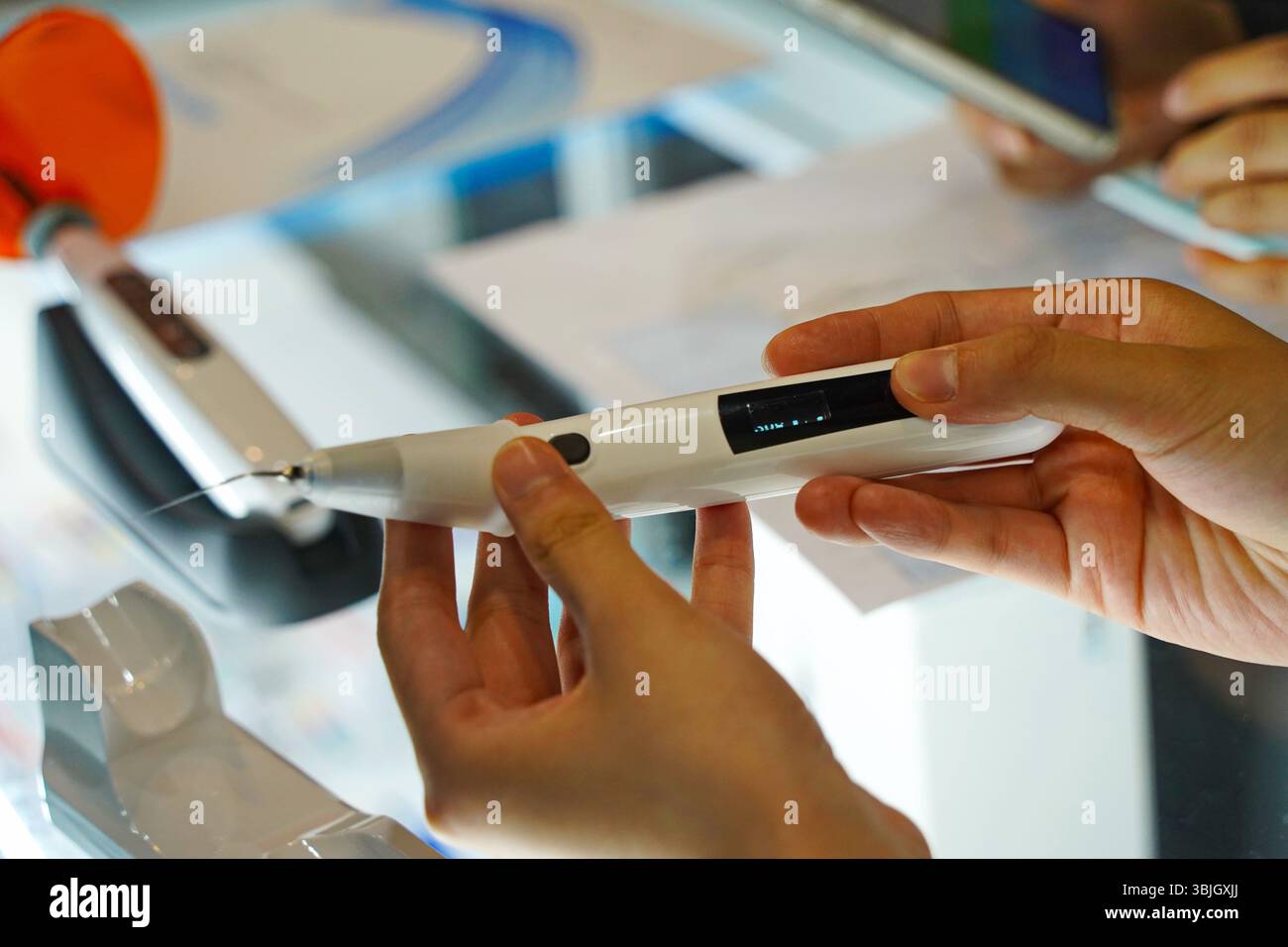 Strumenti odontoiatrici per procedure e operazioni. Foto Stock