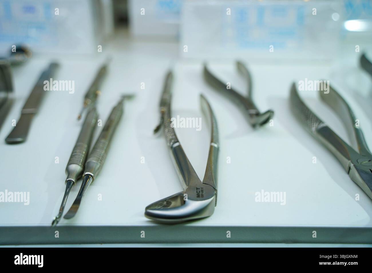 Strumenti odontoiatrici per procedure e operazioni. Foto Stock