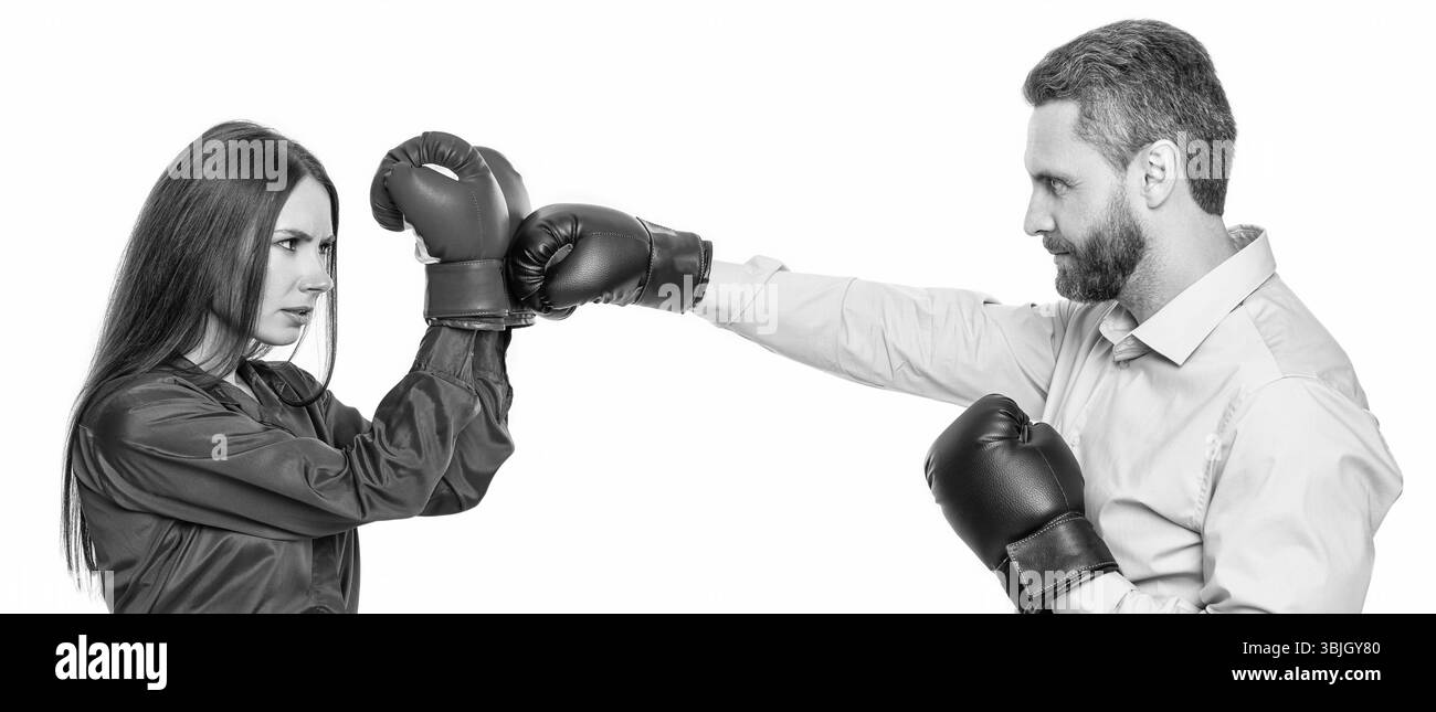 conflitto d'affari. uomini d'affari con guanti da boxe isolati su bianco. due uomini d'affari che risolvono conflitti d'affari. litigare in ufficio Foto Stock