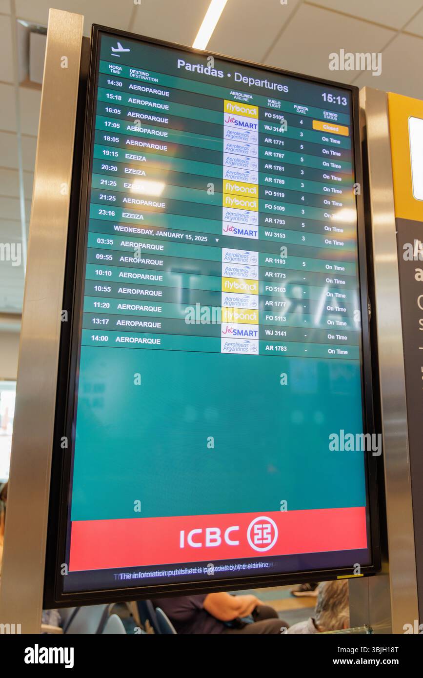 Puerto Iguazu, Misiones, Argentina - 18 maggio 2025: Imbarco con gli orari di partenza in aeroporto. Foto Stock