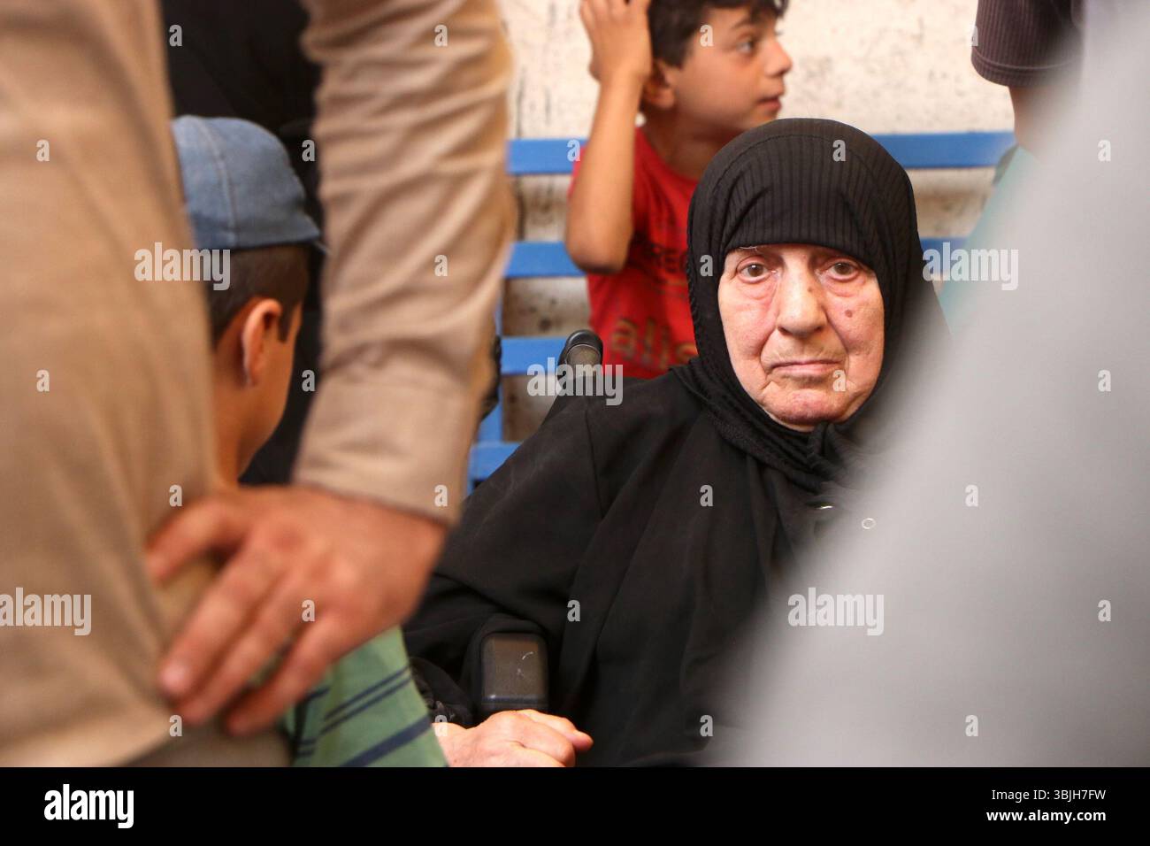 Al Hasakah. 16 giugno 2025. Una donna anziana in sedia a rotelle viene raffigurata durante i preparativi per lasciare il campo di al-Hol nella provincia nord-orientale della Siria di al-Hasakah, il 15 giugno 2025. Decine di famiglie siriane sfollate hanno lasciato il famigerato campo di al-Hol nella Siria nord-orientale domenica, in un trasferimento umanitario coordinato tra l'amministrazione autonoma curda e il governo ad interim siriano, confermato da un coordinatore. Crediti: Str/Xinhua/Alamy Live News Foto Stock