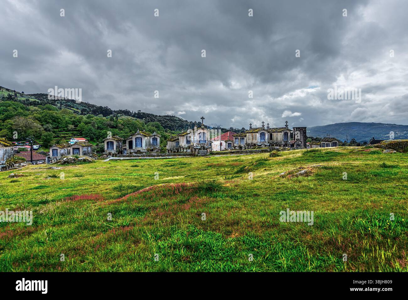 Lindoso, Portogallo 2 maggio 2024: Penedas Geres NP - questi piccoli granai di pietra sono stati utilizzati per immagazzinare e essiccare grano e mais per centinaia di anni. Foto Stock