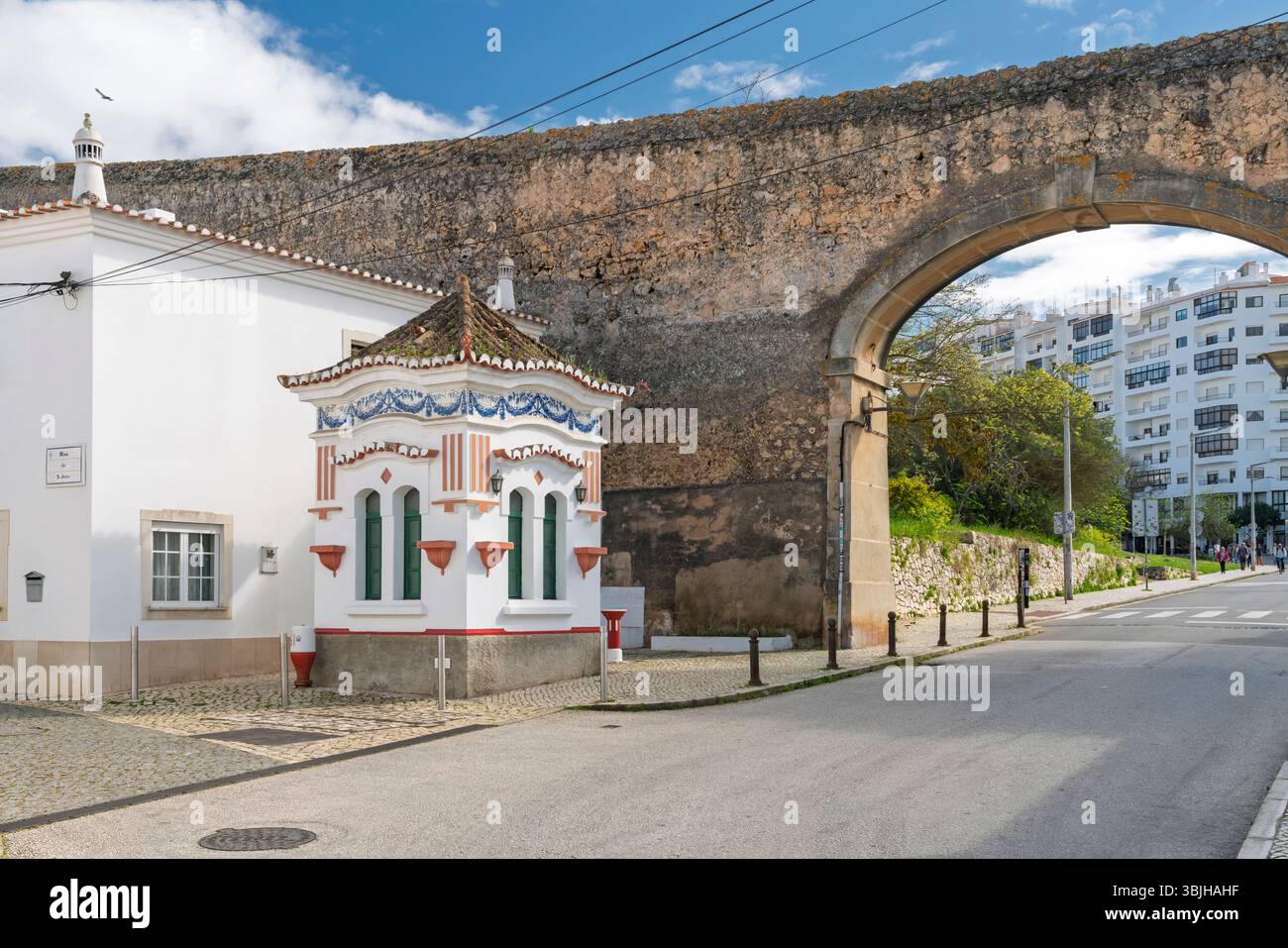 La strada della città vecchia e le mura della città di Lagos, Algarve, Portogallo, Europa. Foto Stock
