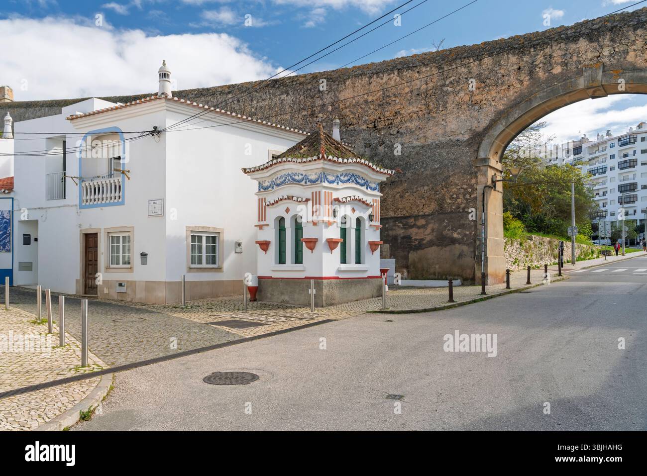 La strada della città vecchia e le mura della città di Lagos, Algarve, Portogallo, Europa. Foto Stock
