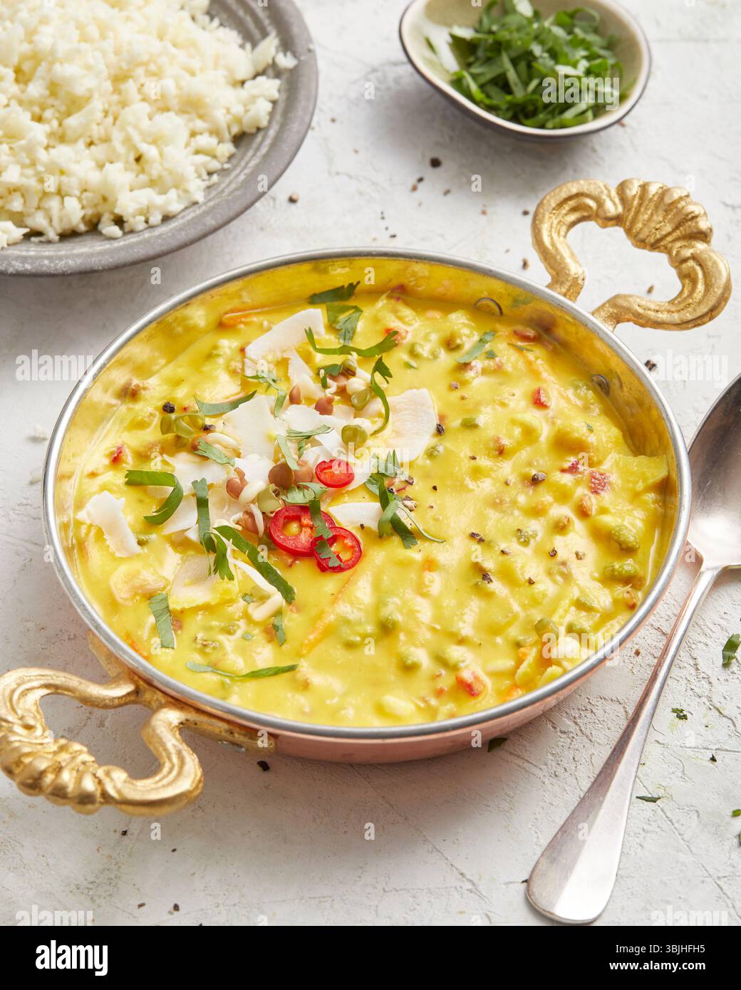 Stufato di lenticchie con verdure crude in una ciotola: Un pasto vegano sano e sostanzioso che combina cibi caldi e confortevoli con crocchette fresche. Perfetto per pranzo o cena. Foto Stock