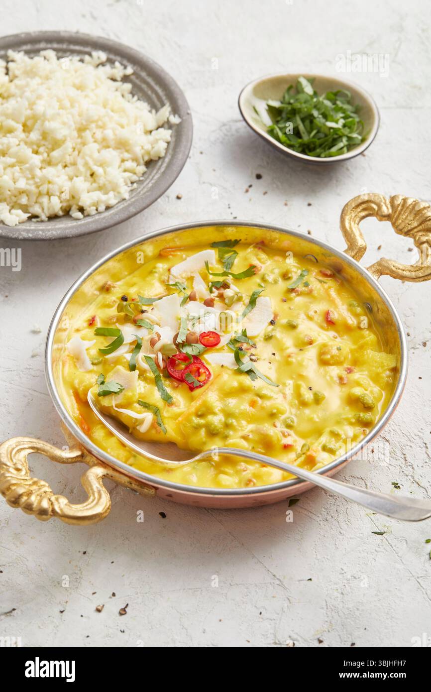 Stufato di lenticchie con verdure crude in una ciotola: Un pasto vegano sano e sostanzioso che combina cibi caldi e confortevoli con crocchette fresche. Perfetto per pranzo o cena. Foto Stock