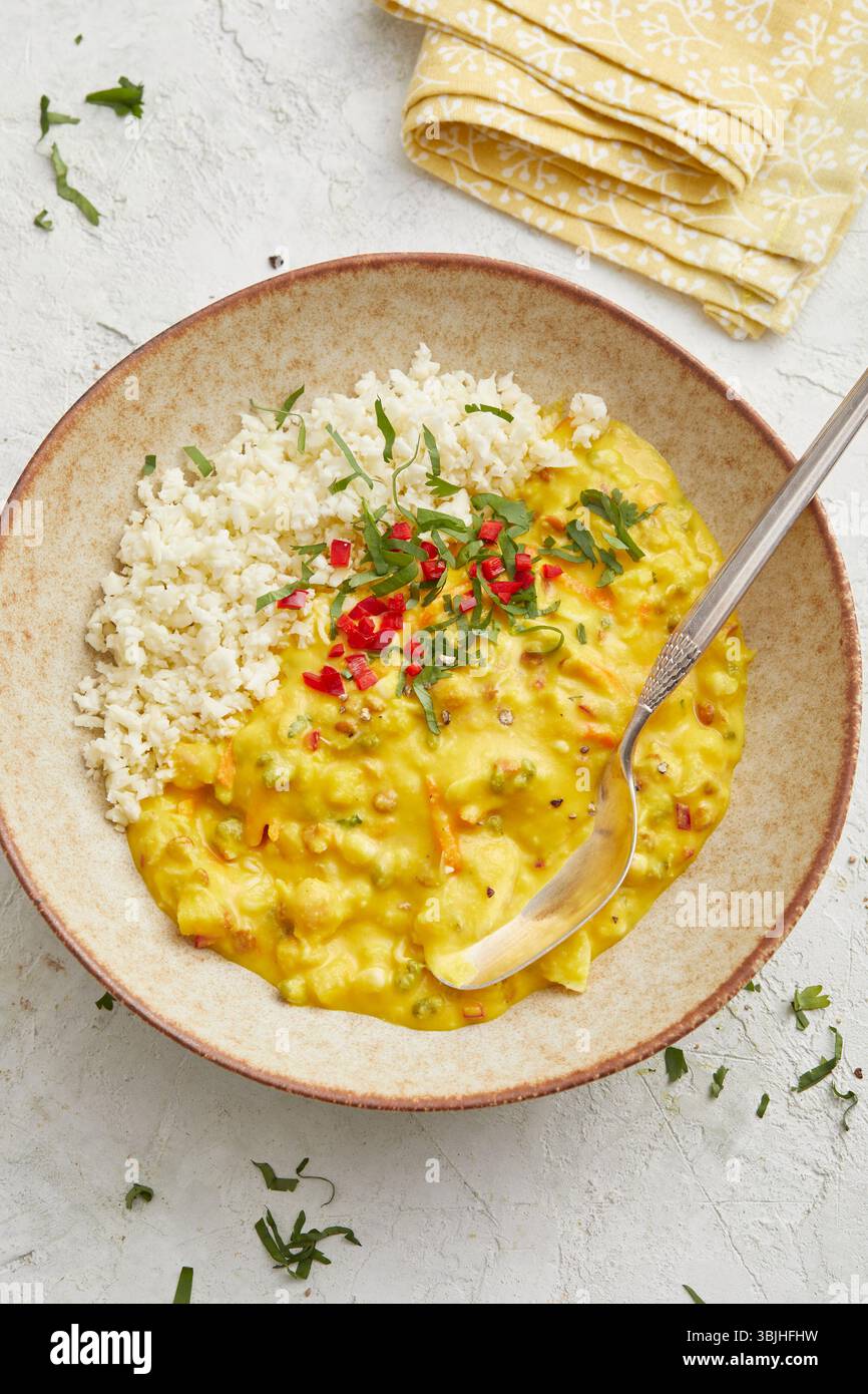 Stufato di lenticchie con verdure crude in una ciotola: Un pasto vegano sano e sostanzioso che combina cibi caldi e confortevoli con crocchette fresche. Perfetto per pranzo o cena. Foto Stock