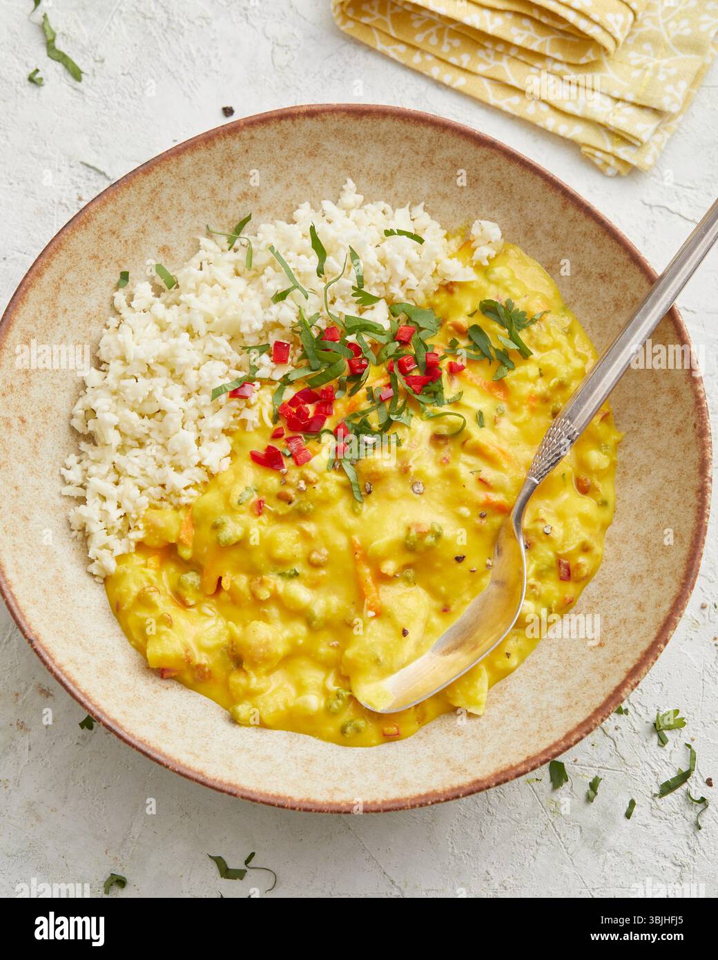 Stufato di lenticchie con verdure crude in una ciotola: Un pasto vegano sano e sostanzioso che combina cibi caldi e confortevoli con crocchette fresche. Perfetto per pranzo o cena. Foto Stock