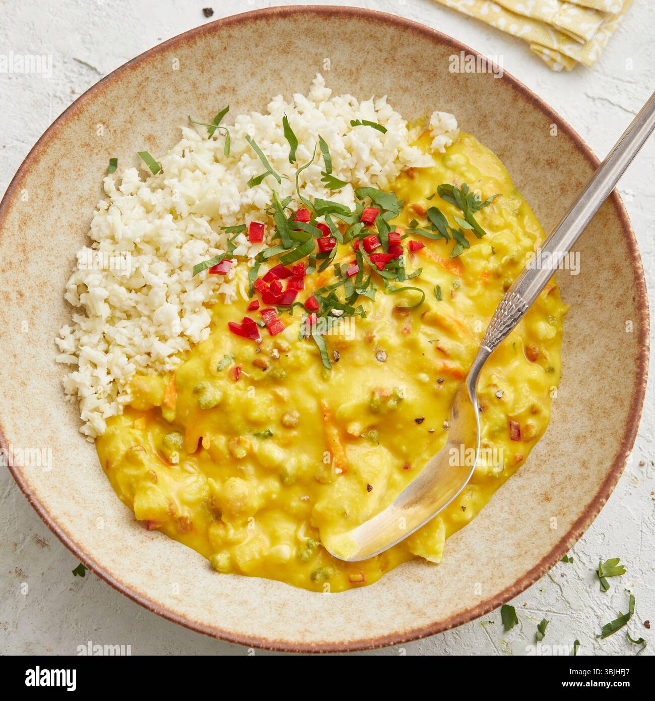 Stufato di lenticchie con verdure crude in una ciotola: Un pasto vegano sano e sostanzioso che combina cibi caldi e confortevoli con crocchette fresche. Perfetto per pranzo o cena. Foto Stock