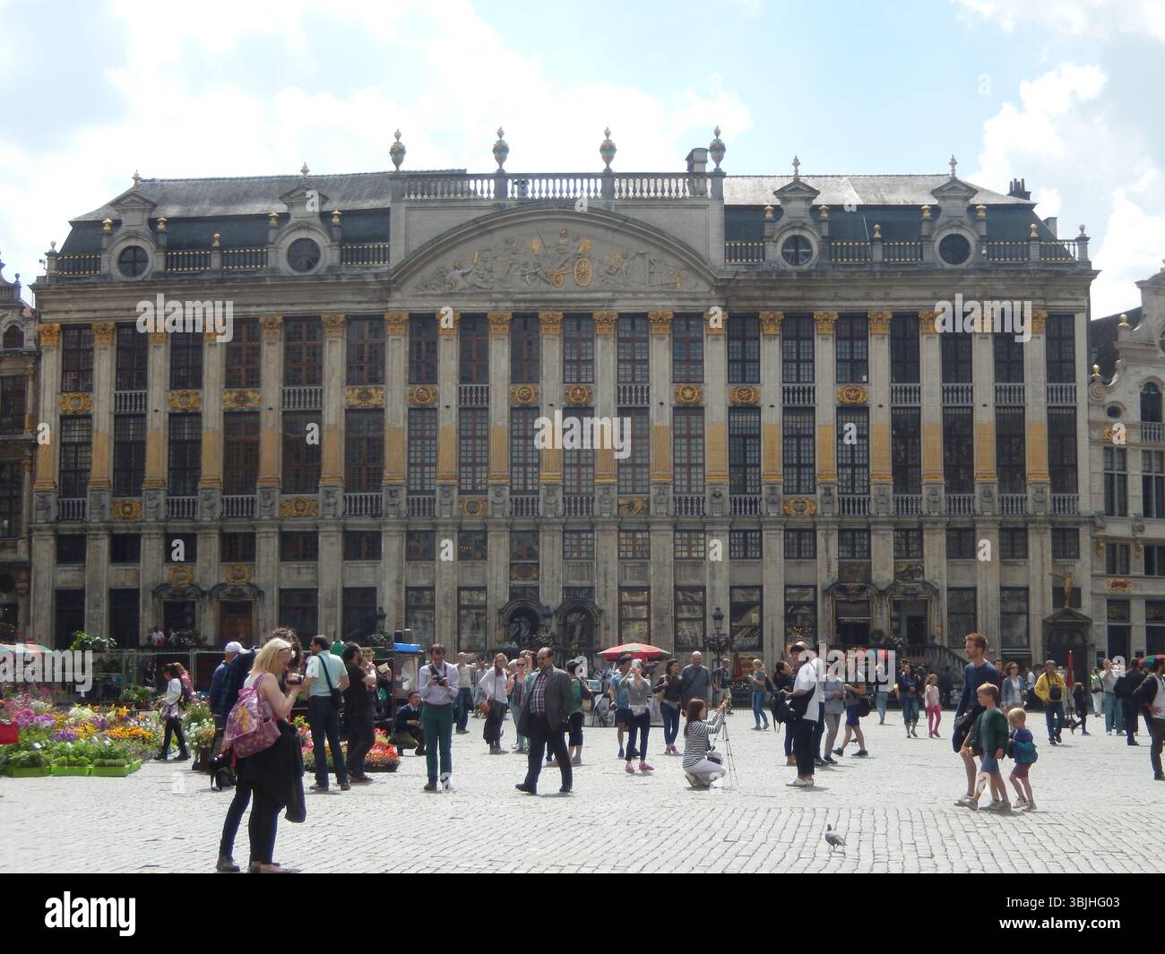 Punto di riferimento architettonico a Bruxelles con gente e scena del mercato. Bruxelles, Belgio Foto Stock