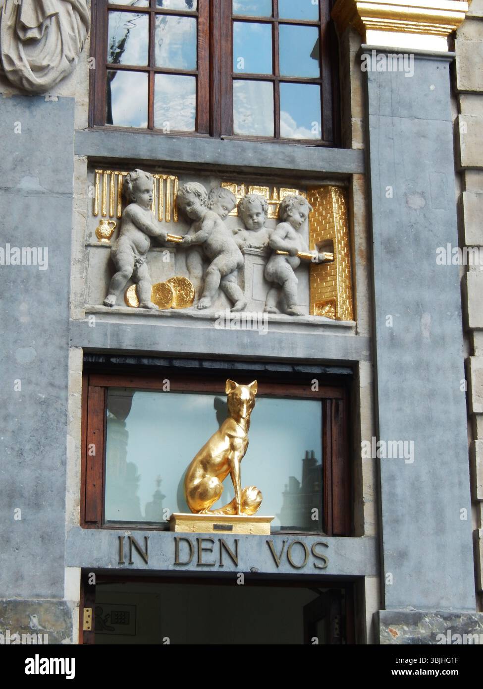 Statua della volpe d'oro e facciata intricata in un quartiere storico. Mechelen, Belgio Foto Stock