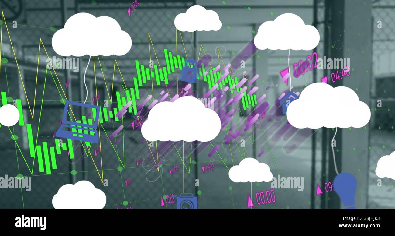 Visualizzazione di icone di nuvole bianche e grafici di dati al neon nel cantiere industriale, con icone di dispositivi Foto Stock