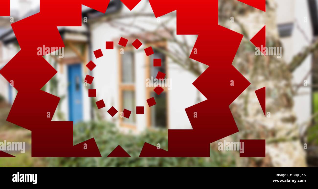 Mostra porte e finestre in vetro incorniciato in legno sull'esterno del fronte residenziale, con rivestimento frastagliato rosso Foto Stock