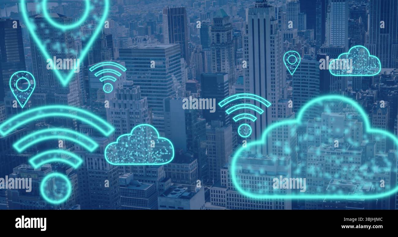 Simboli di rete azzurri al neon che fluttuano sopra i tetti della città, con cloud, Wi-Fi e spille di posizionamento Foto Stock