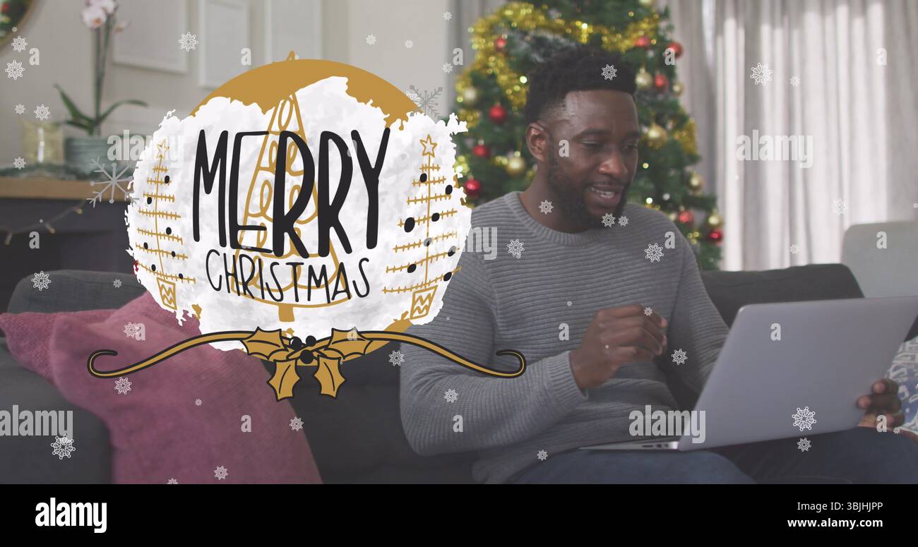 Scrivi su un computer portatile, un uomo in maglione sul divano del soggiorno, con rivestimento natalizio e spazio per le copie Foto Stock
