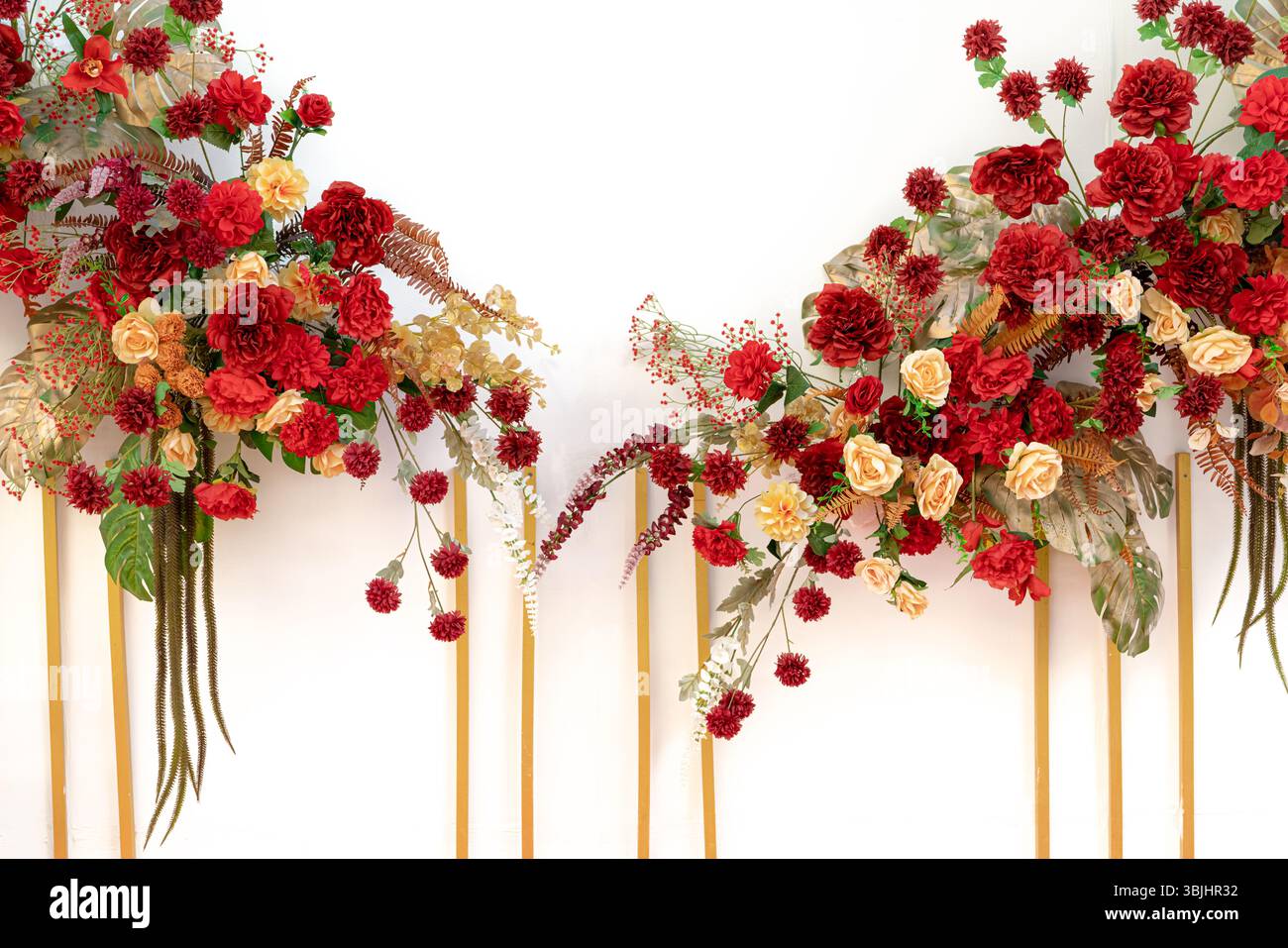 Bouquet di fiori rossi con accenti gialli organizzato come regalo per la cerimonia di laurea per gli studenti che raggiungono il successo accademico all'inizio dell'università Foto Stock