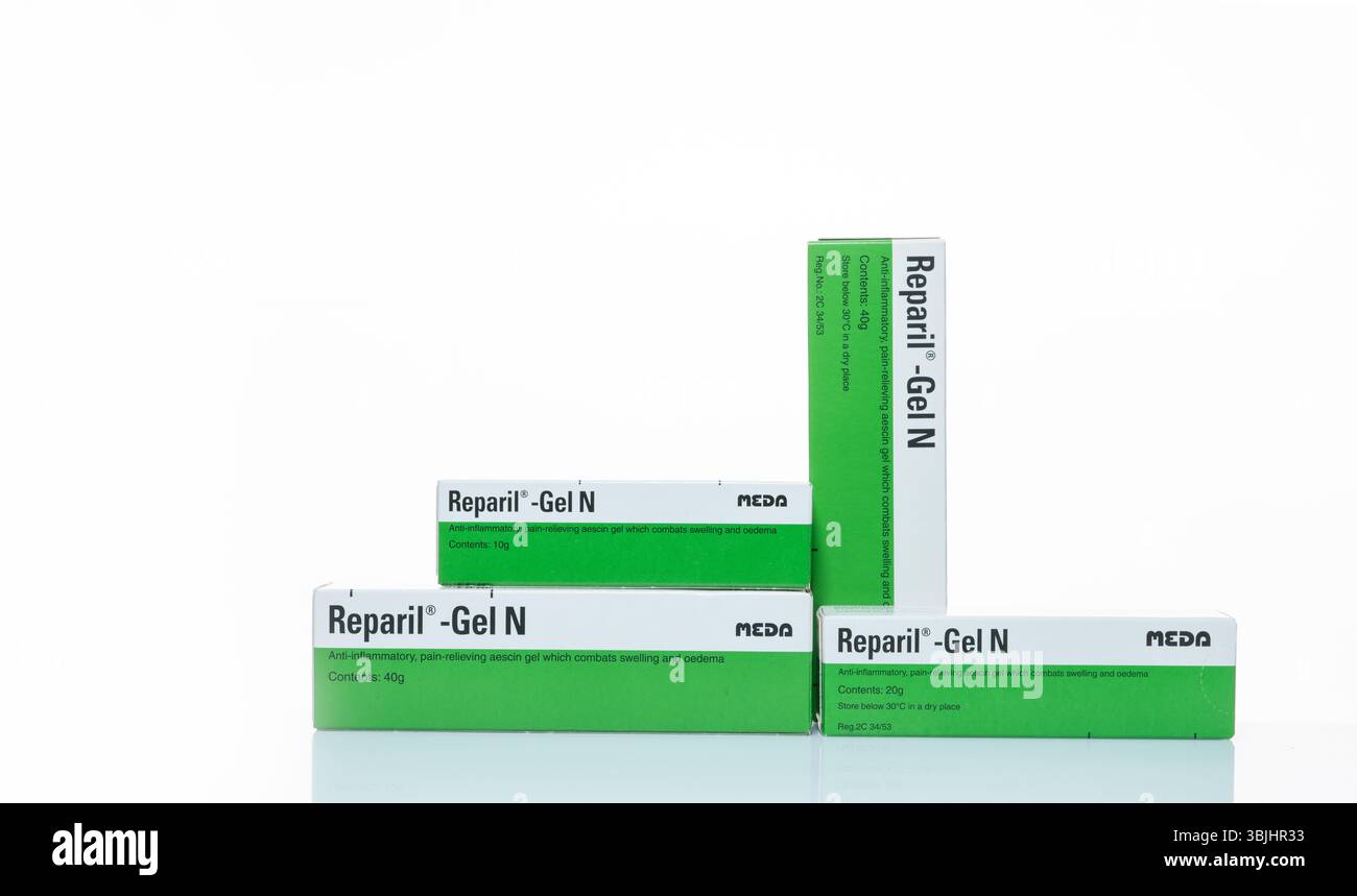 CHONBURI, THAILANDIA - 30 GENNAIO 2023: Reparil Gel N anti-infiammatorio antidolorifico in confezioni al dettaglio. Aescina farmaceutica per il trattamento Foto Stock
