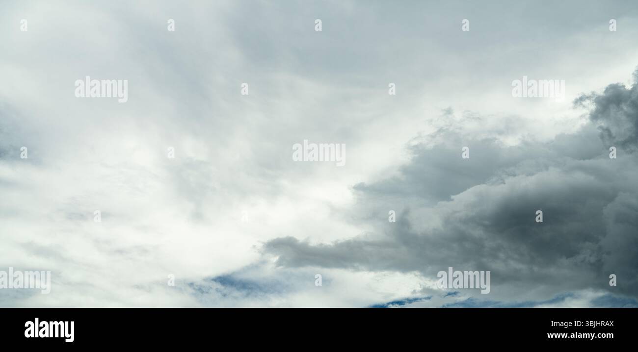 Spettacolare panorama cielo coperto con nuvole di tempesta grigie durante la stagione delle piogge. Sfondo suggestivo perfetto per previsioni meteorologiche ed emozioni Foto Stock