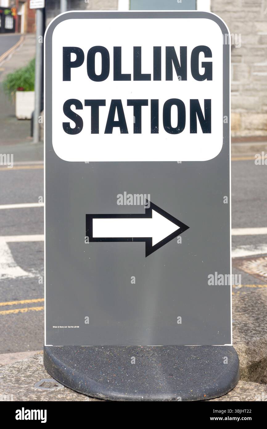 Cartello per il polling Station fuori dal municipio di Launceston, Westgate Street, Launceston, Cornovaglia, Inghilterra, Regno Unito Foto Stock